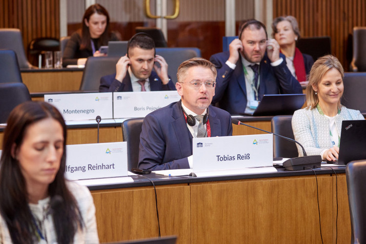 Tobias Reiß nahm in Vertretung der Landtagspräsidentin teil. © Parlamentsdirektion/Johannes Zinner/Thomas Topf/