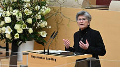 Die Vorsitzende des Bayerischen Ethikrates, Susanne Breit-Keßler, während des Corona-Traueraktes im Landtag