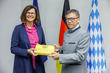 Landtagspräsidentin Ilse Aigner bekam als Gastgeschenk vom Botschafter eine Auswahl von Teesorten.