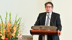 Prof. Gloe bei seinen Laudationes während der Verleihung des Abiturpreises Politik und Gesellschaft