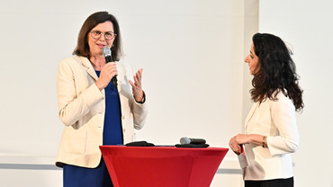 Landtagspräsidentin Ilse Aigner im Gespräch mit der Moderatorin der Veranstaltung, Özlem Sarikaya 