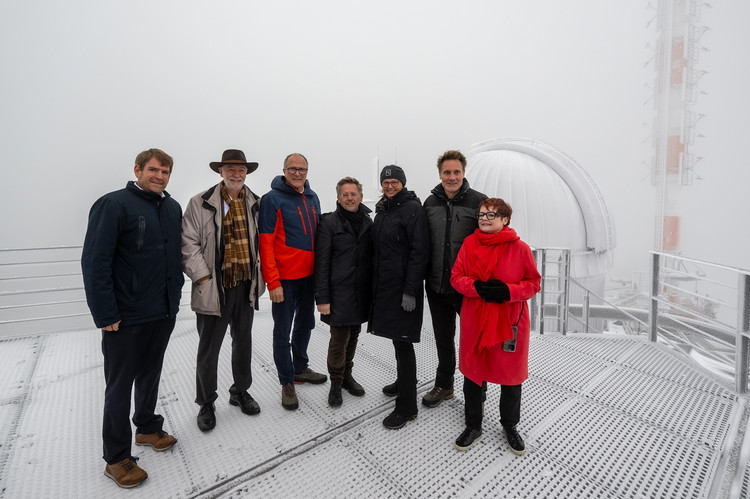 Landtagspräsidentin Ilse Aigner (CSU), I. Vizepräsident Tobias Reiß (CSU), Vizepräsident Alexander Hold (FREIE WÄHLER), Vizepräsident Ludwig Hartmann (BÜNDNIS 90/DIE GRÜNEN), Präsidiumsmitglied Verena Osgyan (BÜNDNIS 90/DIE GRÜNEN) mit Prof. Dr. Ralf Bender, Lehrstuhlinhaber und Direktor des Max-Planck-Instituts für extraterrestrische Physik, und Vizepräsident des Freundeskreises Universitäts-Sternwarte München / Observatorium Wendelstein Jens-Holger Ziegler