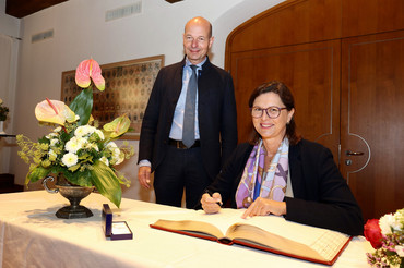 Landtagspräsidentin Ilse Aigner beim Eintrag ins Goldene Buch der Stadt Kempten, links im Bild Oberbürgermeister Thomas Kiechle 