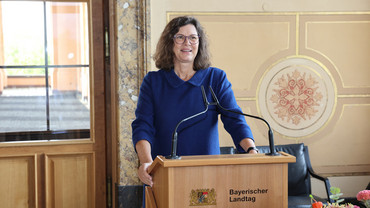 Landtagspräsidentin Ilse Aigner beim Nachholtermin zur Aushändigung des Bayerischen Verfassungsordens 