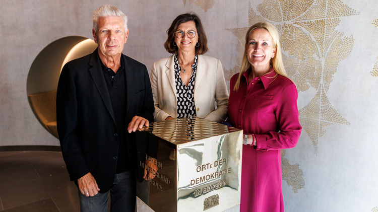 Landtagspräsidentin Ilse Aigner (CSU) mit Münchens Oberbürgermeister Dieter Reiter (SPD) und CIO Alternative Assets der MEAG Katja Lammert 