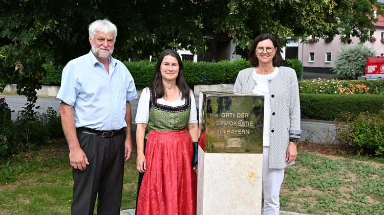 Landtagspräsidentin Ilse Aigner hat zusammen mit der Ersten Bürgermeisterin der Stadt Ebermannstadt, Christiane Meyer, und im Beisein des Ortssprechers von Wohlmuthshüll Heinrich Sponsel das Gedenkobjekt enthüllt. 