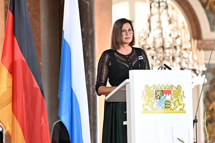 Landtagspräsidentin Aigner: "Vor 75 Jahren wurden hier auf Herrenchiemsee die wichtigen Weichen gestellt für den Aufbau und die Ordnung der zweiten deutschen Demokratie. Die Mitglieder des Verfassungskonvents haben ihren Beitrag geleistet, um unser Land auszurichten auf Freiheit, Mitsprache und Wohlstand."