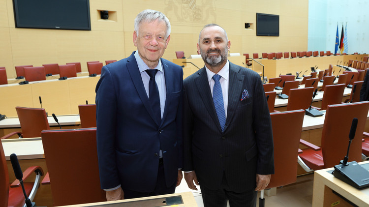 I. Landtagsvizepräsident Karl Freller zeigte dem albanischen Justizminister Dr. Ulsi Manja beim Rundgang durchs Maximilianeum auch den Plenarsaal. | Bildarchiv Bayerischer Landtag 