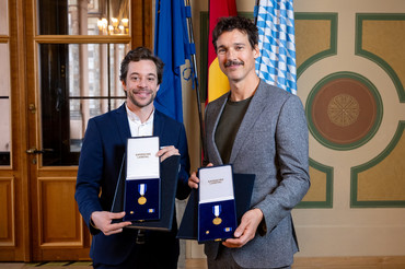 Tobias Krell und Florian David Fitz erhielten den Verfassungsorden bei einem Nachholtermin im Maximilianeum. 