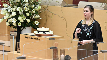 Die Poetin Fee Brembeck beim Trauerakt für die Corona-Verstorbenen im Landtag 