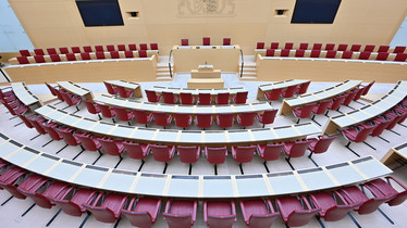 Arbeiten im Plenarsaal? Juristinnen und Juristen gesucht!