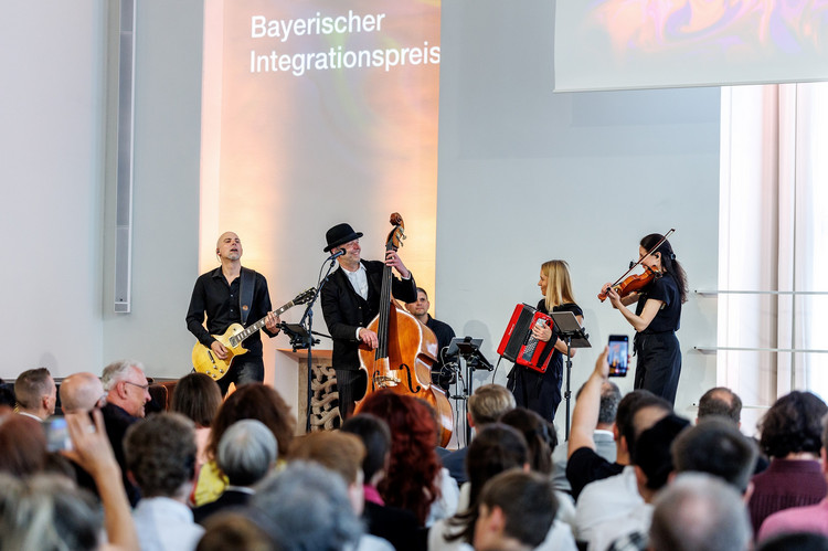 Sorgten für Stimmung: die Musikerinnen und Musiker der Münchner Band Treibauf 