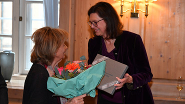 Die Jubilarin mit Landtagspräsidentin Ilse Aigner 