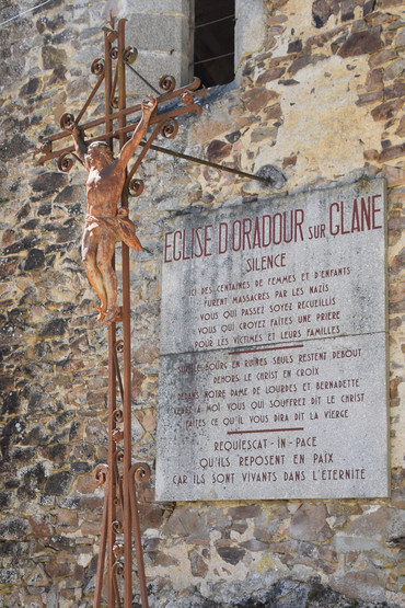 Missionskreuz an der Kirche von Oradour, in der am 10. Juni über 400 Frauen und Kinder verbrannt wurden
