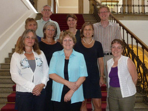 Bild: Im Maximilianeum (1. Reihe v.l.): Claudia Dress (Vorsitzende der KiKo Kempten), MdL Petra Dettenhöfer (Vorsitzende der KiKo des Bayerischen Landtags), Erna-Kathrein Groll, (Mitglied KiKo Kempten); (2. Reihe): Christiane Scheuthle, Elternbeiratsvorsitzende der Grund- und Hauptschulen, MdL Brigitte Meyer und MdL Dr. Simone Strohmayr; (3. Reihe): Klaus Klarer, Erziehungs-, Jugend- und Familienberatung, MdL Claudia Stamm, Matthias Haugg, Jugendamt.