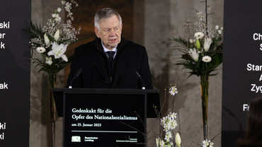 Der Direktor der Stiftung Bayerische Gedenkstätten und I. Landtagsvizepräsident Karl Freller: "Mit unserem gemeinsamen Gedenken bestätigen wir gleichzeitig unsere historische Verantwortung und bekräftigen unsere Bereitschaft für heute und die Zukunft, derartiges Unrecht nie wieder zuzulassen."