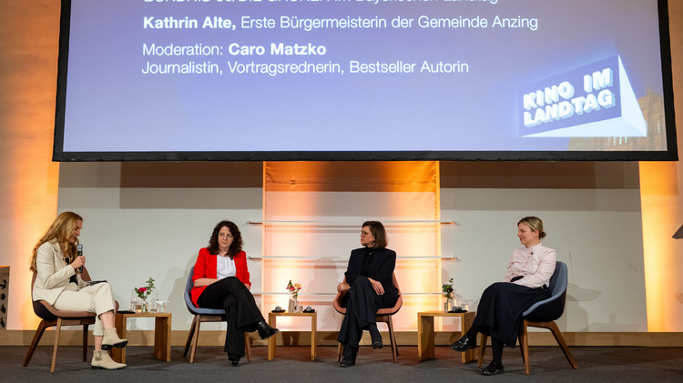 Moderatorin Caro Matzko (links) im Gespräch mit Kathrin Alte, Erste Bürgermeisterin der Gemeinde Anzing und Mitinitiatorin von „Bavaria ruft!“, Landtagspräsidentin Ilse Aigner und Katharina Schulze, Vorsitzende der Fraktion BÜNDNIS 90/DIE GRÜNEN im Bayerischen Landtag (v.l.n.r.)