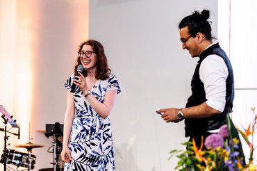 Stand-Up Comedian und Moderator Hani Who mit der Slam Poetin Maron Fuchs