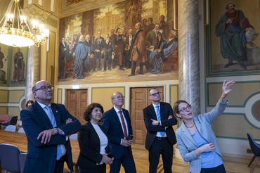 Eine exklusive Führung durch das Maximilianeum erhielt die Delegation durch die Leiterin des Referats P III Besucher, Politische Bildung, Anja Sieber. 