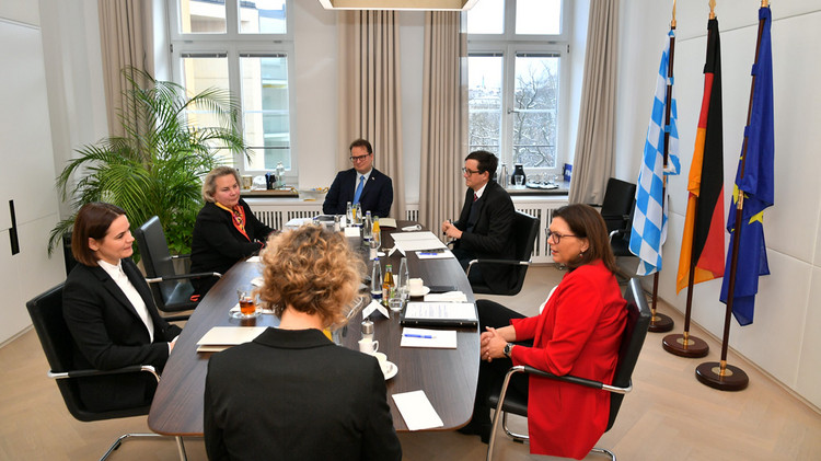 Arbeitsgespräch von Landtagspräsidentin Ilse Aigner und der belarussischen Oppositionsführerin Tichanowskaja 