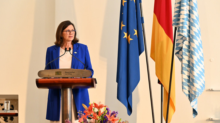 Landtagspräsidentin Ilse Aigner bei ihrer Festansprache anlässlich des Festakts zur Aushändigung des Bayerischen Verfassungsordens 2021