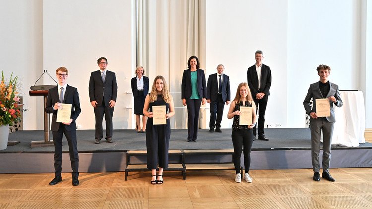 Die PreisträgerInnen des Abiturpreises Politik und Gesellschaft 2019/2020 mit Landtagspräsidentin Ilse Aigner (2. Reihe, Mitte), Kultusminister Prof. Michael Piazolo (2. Reihe rechts), Prof. Ursula Münch (3. Reihe links) und Prof. Markus Gloe (2. Reihe, links) | Bildarchiv Bayerischer Landtag