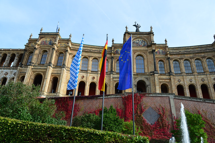 Mehr Einfluss der Regionen auf europäischer Ebene - so lautete die Forderung auf den Konferenzen, die in Straßburg und Brüssel stattgefunden haben. Die Landtagspräsidentin nahm von München aus teil. | Bildarchiv Bayerischer Landtag 