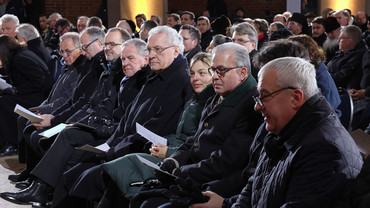 Viele Politikerinnen und Politiker aus dem Bayerischen Landtag nahmen an dem Gedenkakt teil, v.l.: Landtagsvizepräsident Thomas Gehring (BÜNDNIS 90/DIE GRÜNEN), Vizepräsident Alexander Hold (FREIE WÄHLER), Vizepräsident Markus Rinderspacher (SPD), Vizepräsident Dr. Wolfgang Heubisch (FDP), Stv. Ministerpräsident und Staatsminister Joachim Herrmann (CSU), Fraktionsvorsitzende Bündnis 90/DIE GRÜNEN Katharina Schulze, Fraktionsvorsitzender der FREIEN WÄHLER Florian Streibl und der Antisemitismusbeauftragte der Bayerischen Staatsregierung Dr. Ludwig Spaenle (CSU)