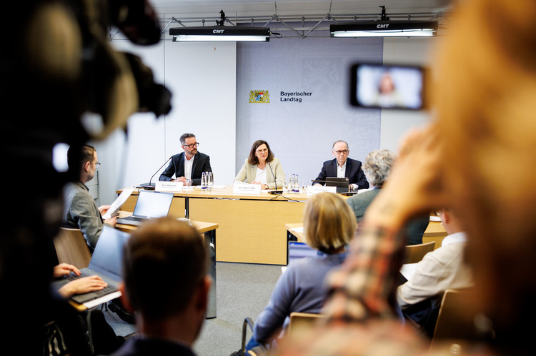 Ilse Aigner, Präsidentin des Bayerischen Landtags, spricht auf einer Pressekonferenz im Bayerischen Landtag. Neben ihr sitzen Eric Markuse, Leiter des Kommunikationsstabs des Bayerischen Landtags, und Peter Worm, Direktor des Bayerischen Landtags. Foto: Matthias Balk/Bildarchiv Bayerischer Landtag