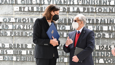 Landtagspräsidentin Ilse Aigner mit dem KZ-Überlebenden Abba Naor