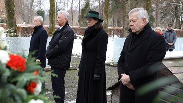 Kranzniederlegung vor dem Gedenkakt am Ehrenhain I im Friedhof am Perlacher Forst. 