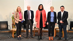 Moderatorin Birgit Kappel, Dr. Edmund Stoiber, Landtagspräsidentin Ilse Aigner, Gwendolin Jungblut und Prof. Dr. Thorsten Faas bei der Veranstaltung "Landtag im Gespräch".