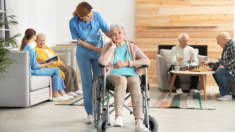 Knapp 450 ambulant betreute Wohngemeinschaften gibt es in Bayern. | Foto: ©New Africa/stock.adobe.com