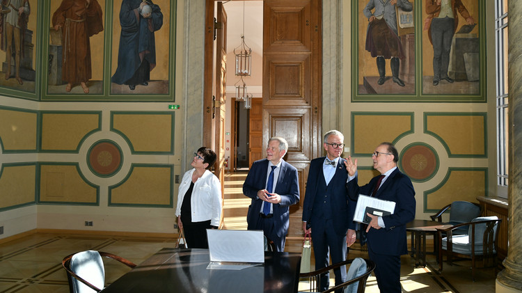 Im Anschluss an den Austausch erhielten der Botschafter und die Generalkonsulin noch eine kleine Führung durch die historischen Räume des Maximilianeums.