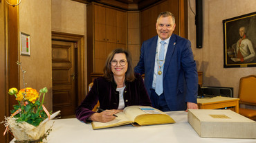 Auch ein Eintrag in das Goldene Buch der Stadt Volkach stand auf dem Programm.