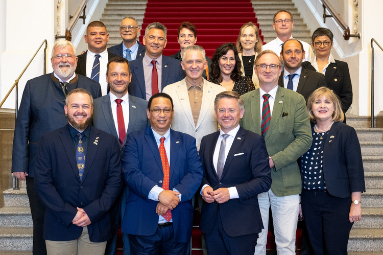 | Foto: Lennart Preiss I. Landtagsvizepräsident Tobias Reiß (CSU) mit dem Vorsitzenden des Ausschusses für Umwelt und Verbraucherschutz, Alexander Flierl (CSU), dem Stv. Vorsitzenden des Ausschusses für Arbeit, Soziales, Jugend, Familie, Thomas Huber (CSU), Sebastian Friesinger (CSU), Mitglied des Ausschusses für Ernährung, Landwirtschaft, Forsten und Tourismus sowie des Ausschusses für Bundes- und Europaangelegenheiten sowie regionale Beziehungen, und Thomas Holz, Mitglied des Ausschusses für Kommunale Fragen, Innere Sicherheit und Sport sowie des Ausschusses für Umwelt und Verbraucherschutz mit Minister Dr. Ivan Meyer und seiner Delegation aus der Provinz Westkap (Südafrika)