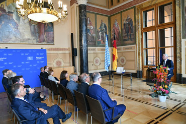 Bundespräsident a.D. Gauck bei seiner Dankesrede im Maximilianeum nach der Verleihung der Verfassungsmedaille in Gold. 