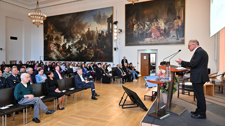 Landtagsvizepräsident Thomas Gehring (BÜNDNIS 90/DIE GRÜNEN) hieß die Gäste Willkommen im Maximilianeum. 