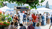 Direkt an der Hafenpromenade in Lindau genossen die Menschen das schöne Wetter und die gute Unterhaltung beim LandTruck. | Foto: Matthias Balk
