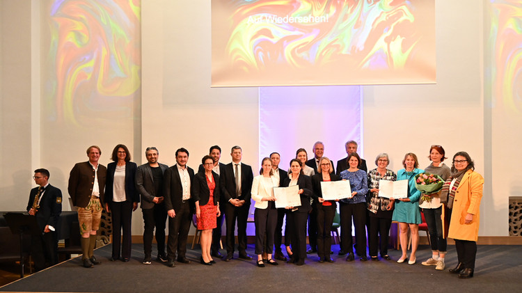 Die Gewinner des Bayerischen Integrationspreises 2022 mit Landtagspräsidentin Ilse Aigner, Bayerns Innen- und Integrationsminister Joachim Herrmann, der Integrationsbeauftragten der Bayerischen Staatsregierung, Gudrun Brendel-Fischer und Markus Wasmeier, Botschafter der Stiftung Kindergesundheit