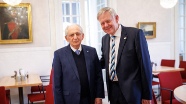 I. Landtagsvizepräsident und Direktor der Stiftung Bayerische Gedenkstätten, Karl Freller, ist dem Zeitzeugen Abba Naor seit vielen jahr eng verbunden. 