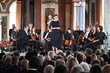 Die Schauspielerin und Sängerin Maria Helgath verlas einzelne Artikel aus dem "Entwurf eines Grundgesetzes", das Euphonia Orchester München übernahm die musikalische Gestaltung der Feierstunde.