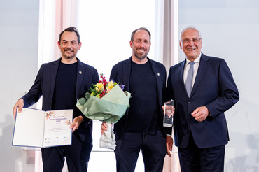 Innen- und Integrationsminister Joachim Herrmann würdigte in seiner Laudatio die Leistungen des zweiten 2. Preisträgers - FCA-Ballschule mit Sprach- und Leseförderung, Augsburg