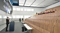 Prof. Dr.-Ing. Klaus Drechsler begrüßte die Präsidiumsmitglieder im neuen Hörsaal. 