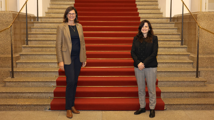 Landtagspräsidentin Ilse Aigner empfing Israels neue Generalkonsulin Carmela Shamir im Landtag zu ihrem Antrittsbesuch. | Bildarchiv Bayerischer Landtag