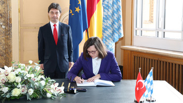 Generalkonsul Süalp Erdoğan und Landtagspräsidentin Ilse Aigner 