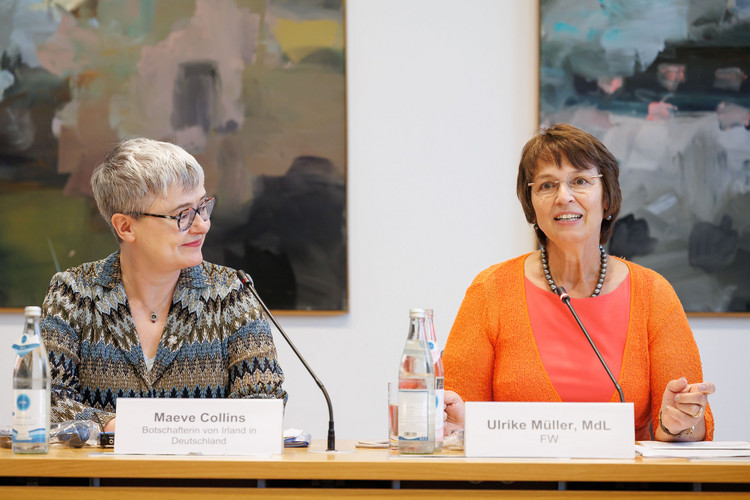 Botschafterin Maeve Collins mit der StV. Ausschussvorsitzenden Ulrike Müller (FW) 