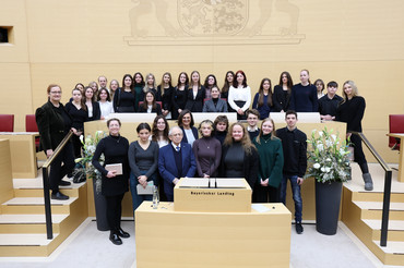 Schülerinnen und Schüler des Gisela-Gymnasiums in München haben den Gedenkakt mitgestaltet. | Bildarchiv Bayerischer Landtag