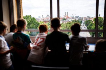 Auf ihrer Entdecker-Tour genossen die Grundschüler die grandiose Sicht aus dem Panoramafenster. 