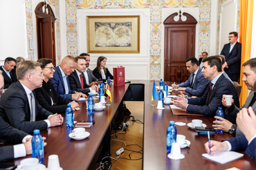 Die Abordnung des Landtagspräsidiums im Austausch mit dem stellvertretenden Außenminister der Ukraine, Olexandr Mischenko. 